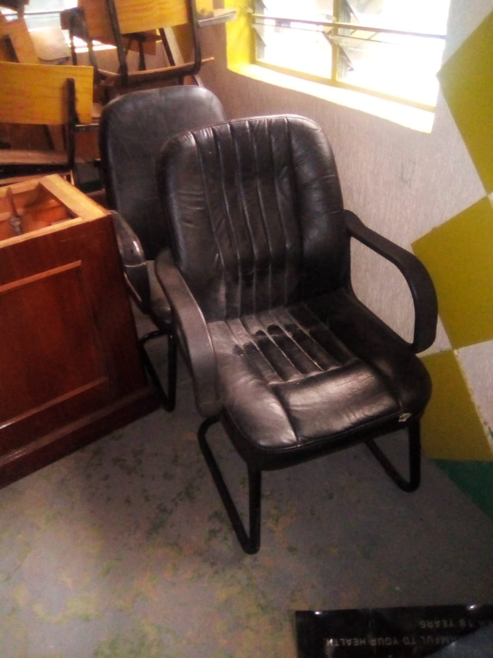 BLACK OFFICE LEATHER CHAIRS STD